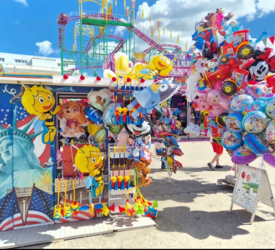 Bauchladen und Ballons